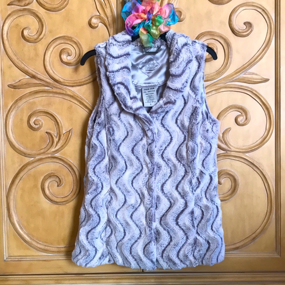 Indigo Saints Faux Fur Vest Silver Gray.